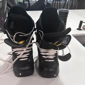 woman’s coco burton snowboard boots